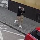 Zdjęcie z monitoringu poszukiwanego mężczyzny – Policja Małopolska