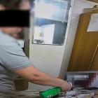 Kobieta truła koleżankę z pracy – zdjęcia z ukrytej kamery. Zdjęcia ze strony policyjnej