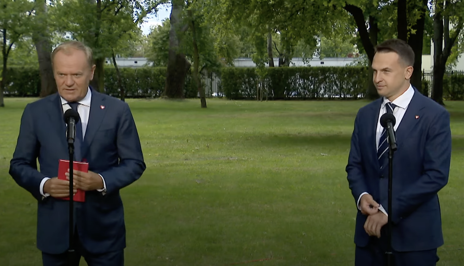 Adam Szłapka i Donald Tusk podczas wspólnej konferencji prasowej 