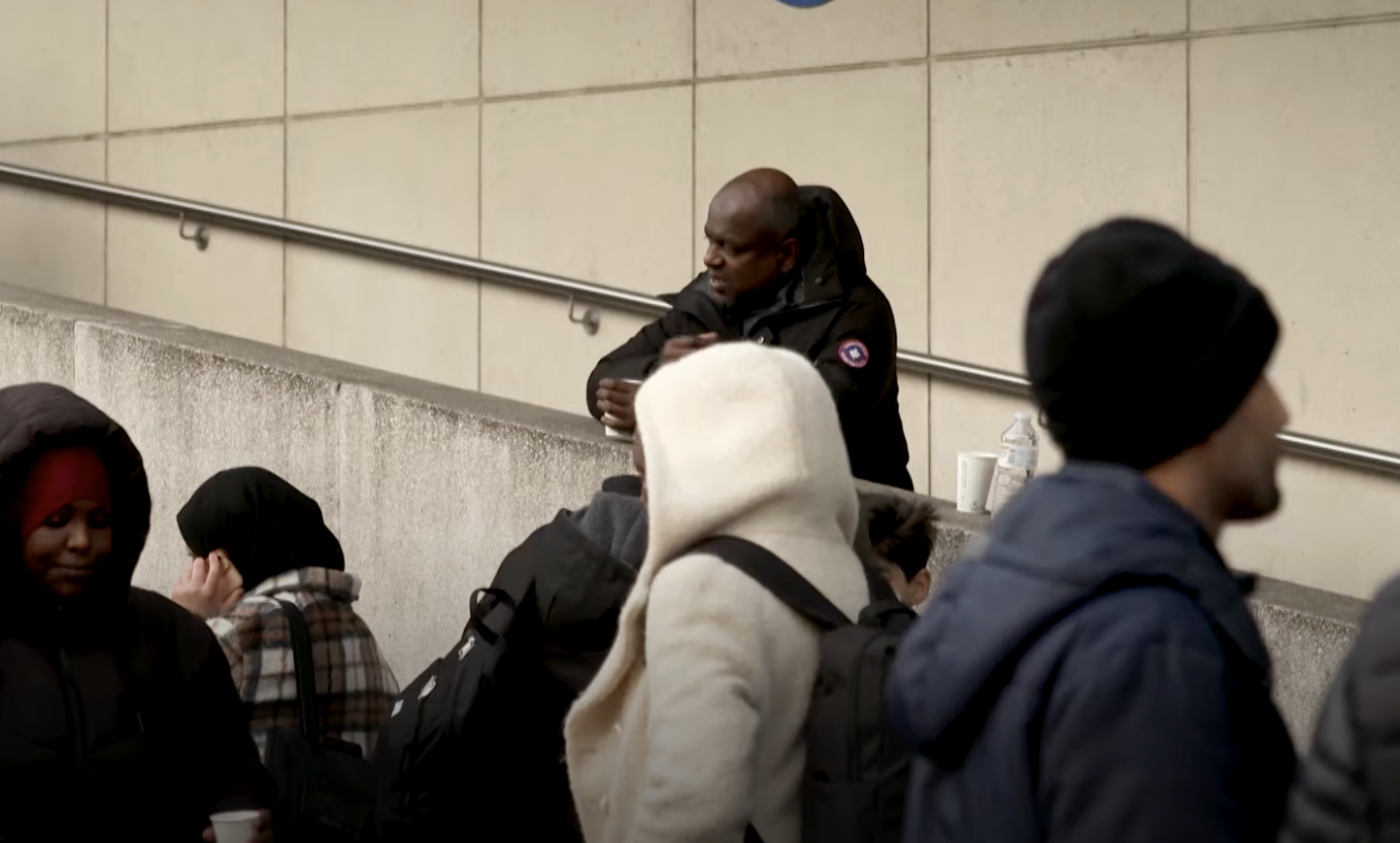 Imigranci w Belgii czekają na darmowy posiłek 