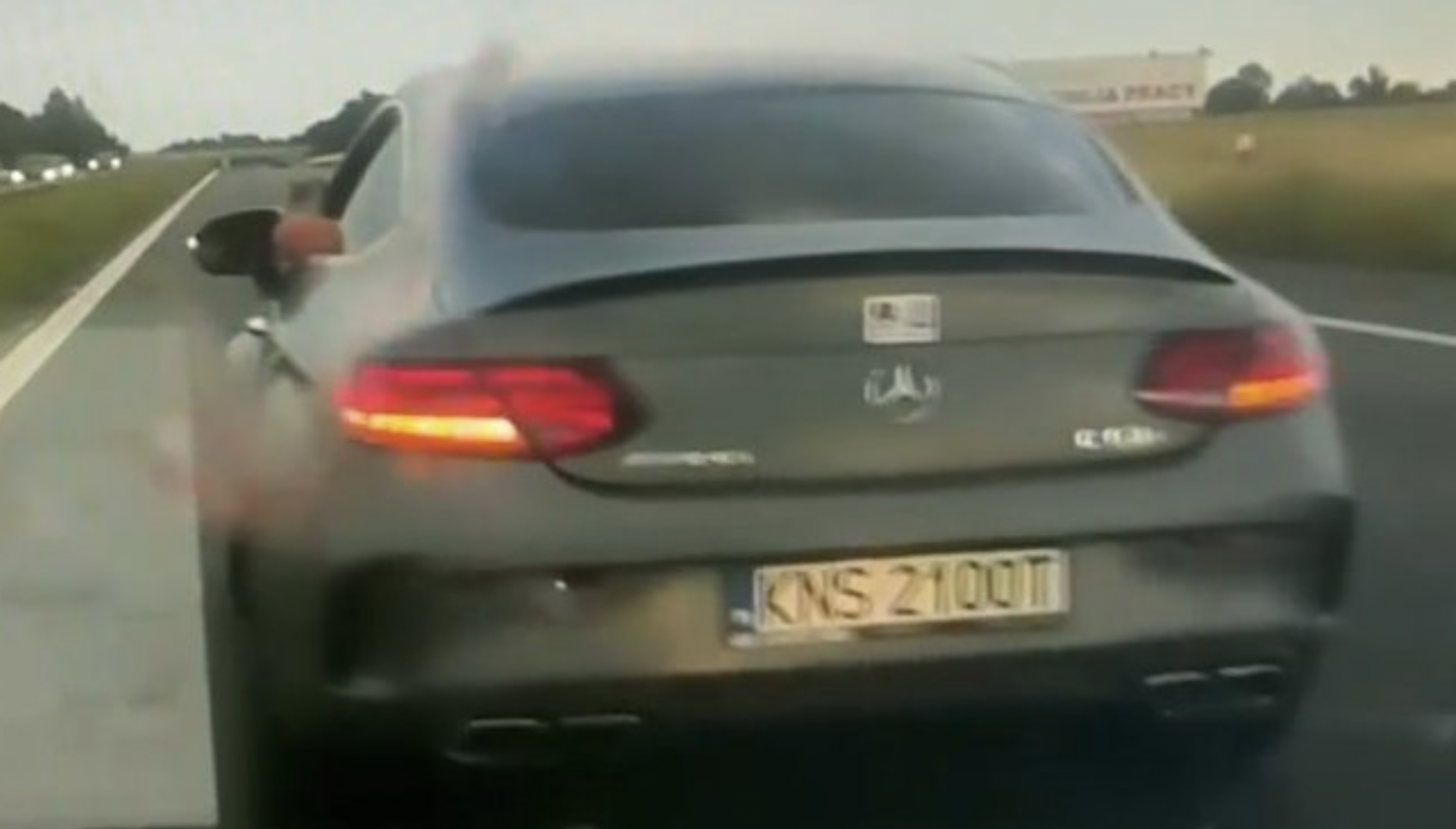 Mercedes i tablice rejestracyjne samochodu Rafała H., którego poszukuje policja za blokowanie ruchu na A4 we Wrocławoi