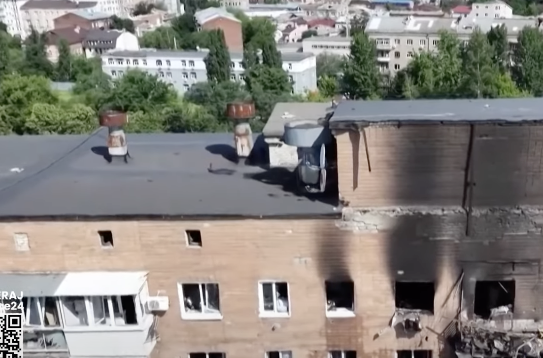 Zniszczony blok w Charkowie zbombardowany przez Rosjan