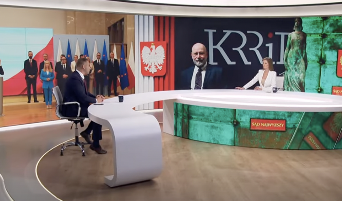 Robert Basiewicz podczas wywiadu w propagandowej telewizji Republika 