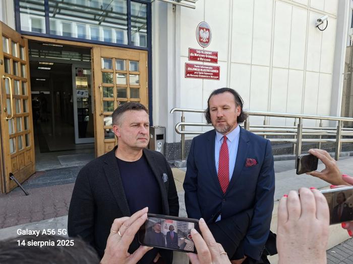 Zbigniew Komosa i mecenas Jerzy Jurek po ogłoszeniu decyzji sądu w sprawie aktu oskarżenia przeciwko Jarosławowi Kaczyńskiemu 