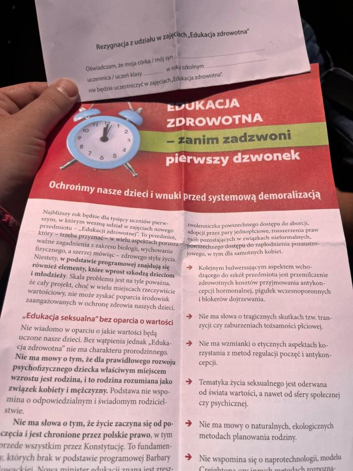 Ulotka rozdawana w kościołach na rodzicom na Podchalu, która zniechęca ich zo zapisywania dzieci na zajęcia edukacji zdrowotnej w szkołach