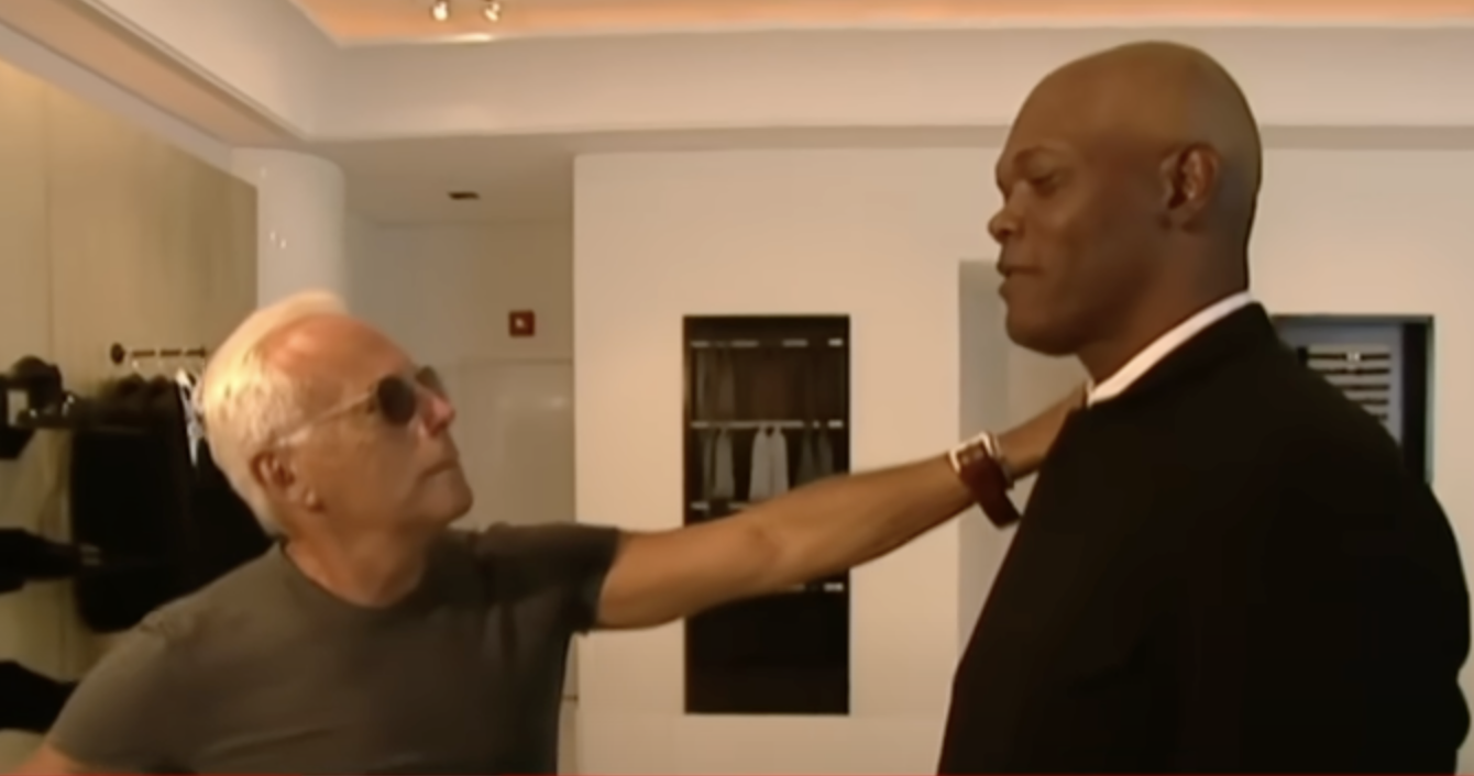 Giorgio Armani w pracy podczas przymiarek 