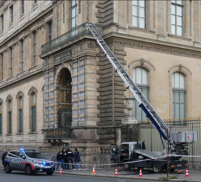 Podnośnik, który®ego złodzieje użyli do włamania i kradzieży klejnotów w muzeum Luwr