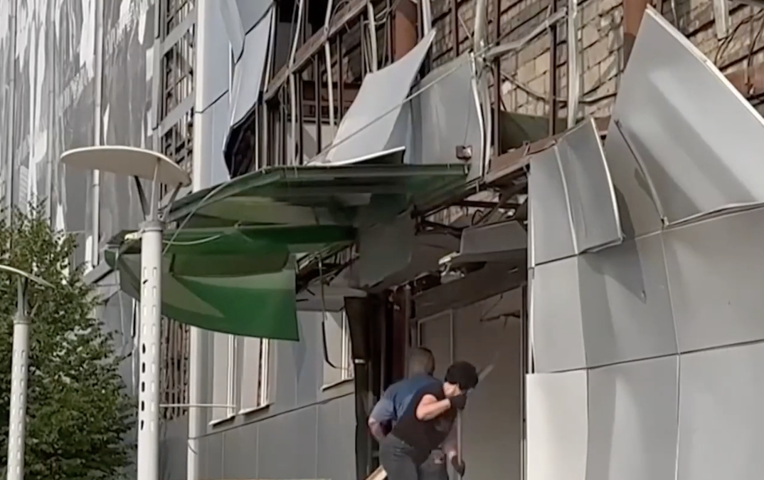 Zniszczony budynek w Zaporożu po rosyjskim ataku 