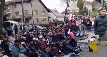 Tłum muzułmanów przed meczetem w Gdańsku. Tu imigranci zakończyli Ramadan – wideo 