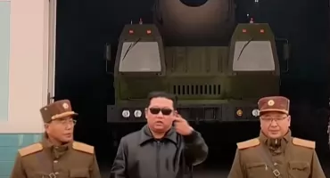 Parada w Pjongjangu 2025. Korea Północna pokazała „najpotężniejszy” pocisk balistyczny