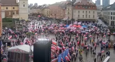 Frekwencyjna porażka manifestacji PiS. Tusk pogratulował Kaczyńskiemu