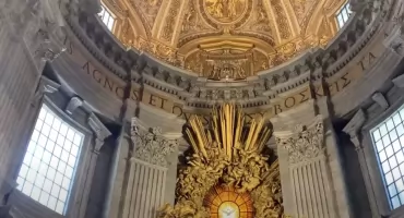 Mężczyzna obnażał się przy ołtarzu w Bazylice Św. Piotra. Obsceniczny incydent w Watykanie