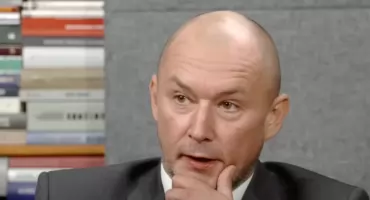 Pijany neosędzia Jakub Iwaniec uderzył w drzewo i uciekł. Miał 0,96 promila