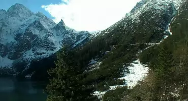 Trudne warunki w Tatrach: Silny wiatr i oblodzenia. Utrudnienia na drodze do Morskiego Oka