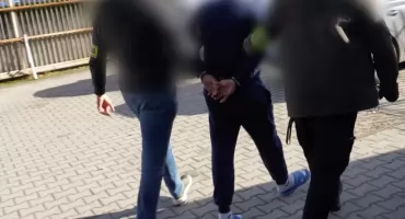 Więził i gwałcił kobietę w Krakowie. Uciekał przez balkon, gdy weszła policja