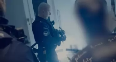 Akcja policji na Bemowie. Funkcjonariusze znaleźli narkotyki i broń – dilerzy usłyszą zarzuty