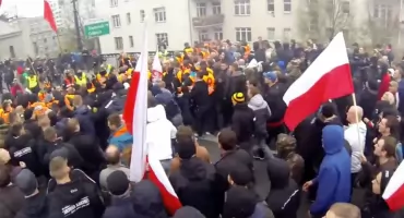 Marsz Niepodległości 2025 w Warszawie. PiS i Konfederacja przemaszerują z neofaszystami