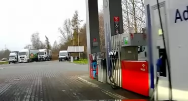 Ceny ropy ponownie rosną. Rynek czeka na wejście w życie amerykańskich sankcji