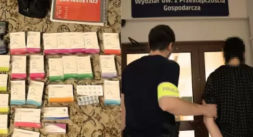 Rozbita grupa handlująca opioidami na Mazowszu. Wśród zatrzymanych lekarka [ZDJĘCIA]