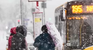 Warszawa: Awaria torowiska sparaliżowała ruch tramwajowy. Oblodzone tory w centrum miasta