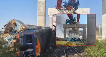 Tajlandia: Pociąg wykoleił się po upadku dźwigu. Są ofiary śmiertelne [WIDEO I ZDJĘCIA]