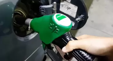 Ceny paliw pod kontrolą? Rząd planuje limity i niższe podatki [NA ŻYWO]