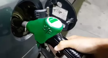 Ropa tanieje po sygnałach rozejmu. Ile zapłacimy za paliwo?