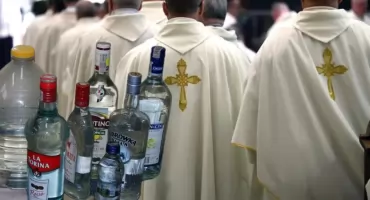 Księża piją na potęgę. Alkoholizm w kościele  