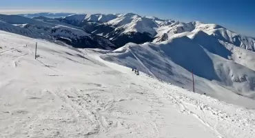 Narty na Kasprowym Wierchu w majówkę. Ponad metr śniegu na szczycie