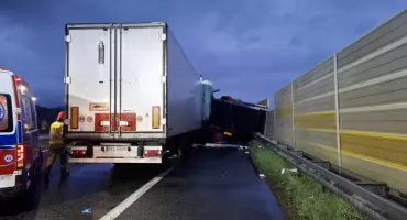 A2 zablokowana po zderzeniu ciężarówek. Są ofiary i ranni [ZDJĘCIA]