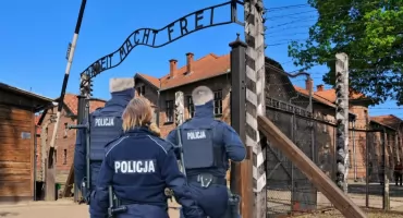 Wtargnięcie na teren Auschwitz. Surowe kary dla młodych turystów