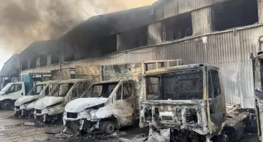 Pożar hali w Gdyni. Strażacy walczą z żywiołem od wielu godzin [ZDJĘCIA]