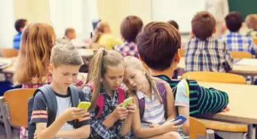 Nauczyciel bez zakazów przekonał uczniów do odłożenia telefonów