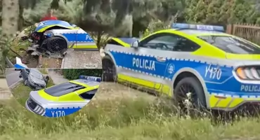 Policyjny Mustang skończył na płocie. Po konfiskacie rozbity Ford służył niecałe cztery miesiące
