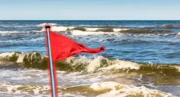 Zakaz kąpieli na wielu plażach nad Bałtykiem. Czerwone flagi w kilkudziesięciu miejscach